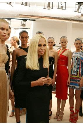 donatella versace al funerale|Donatella Versace: la evolución de un icono de la moda .